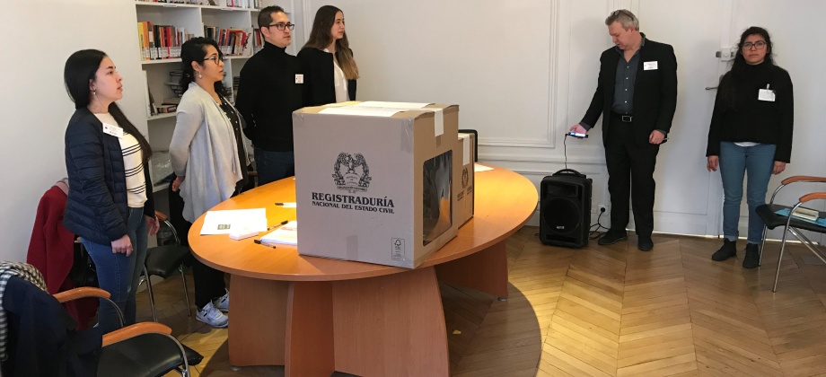 Consulado General de Colombia en París dio apertura a las votaciones para Congreso de la República