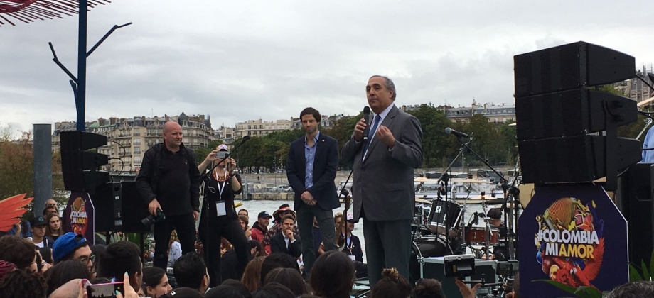 Embajador de Colombia en Francia inauguró la ‘Playa Colombia’, en París