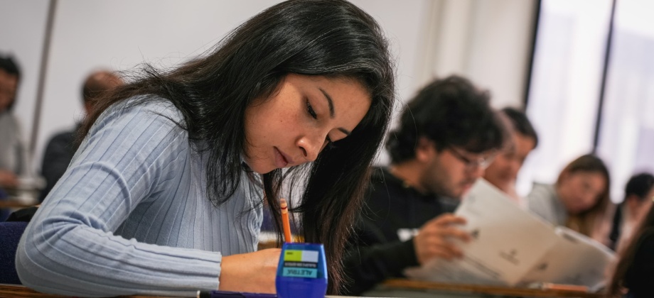 Charla informativa sobre ingreso a la Carrera Diplomática de Colombia desde París